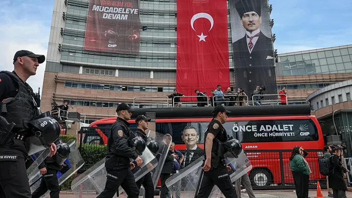 Video. Turkish police use tear gas to break into CHP headquarters