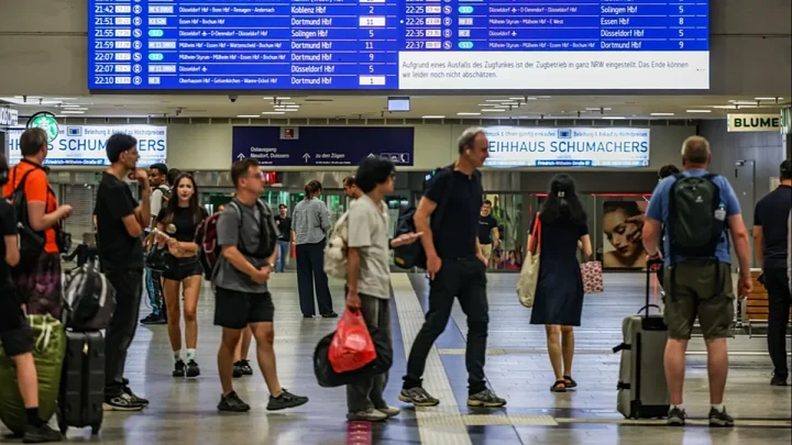 Thousands stranded as technical malfunction temporarily halts entire German railway network