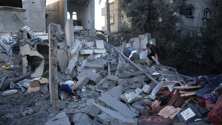 Video. Gaza Families search ruins after Israeli strikes hit homes