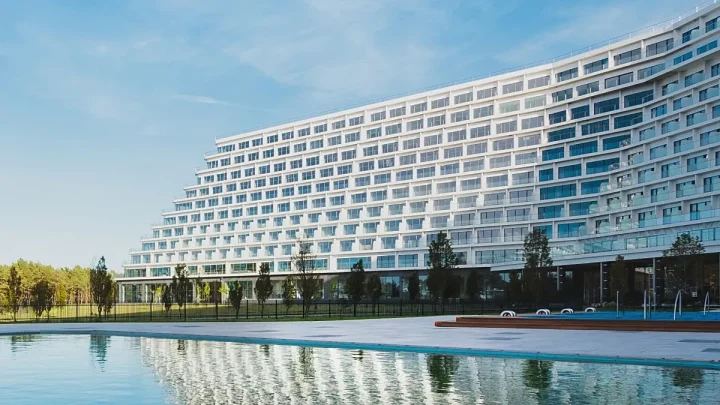 13 floors, 1,240 rooms: largest Baltic Sea hotel opens – but there is a catch