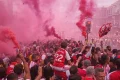 Video. Arsenal fans pack London streets for victory parade