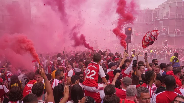 Video. Arsenal fans pack London streets for victory parade