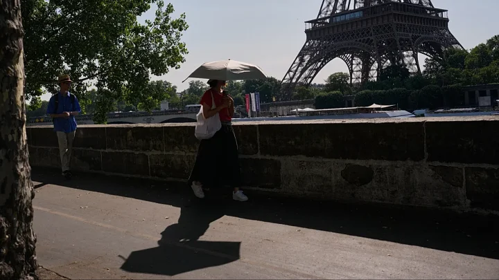 European heatwave forces Eiffel Tower early closure and tourist attraction shutdowns