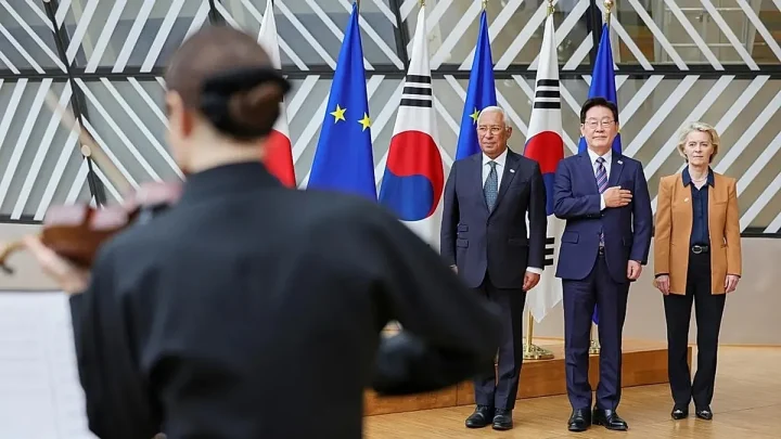 ‘Partners and friends’: Trade and defence top of agenda at EU-South Korea summit