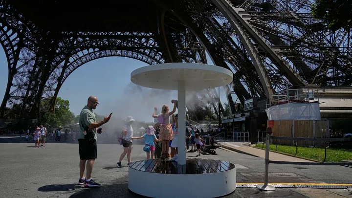 Tourists disappointed as Eiffel Tower closes amid heatwave