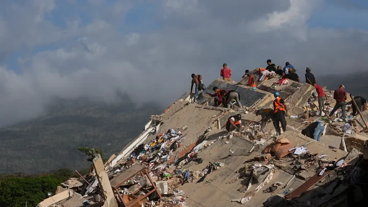 European rescue teams arrive in Venezuela in desperate bid to find quake survivors
