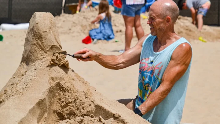 Video. Artists create giant sea animals from sand