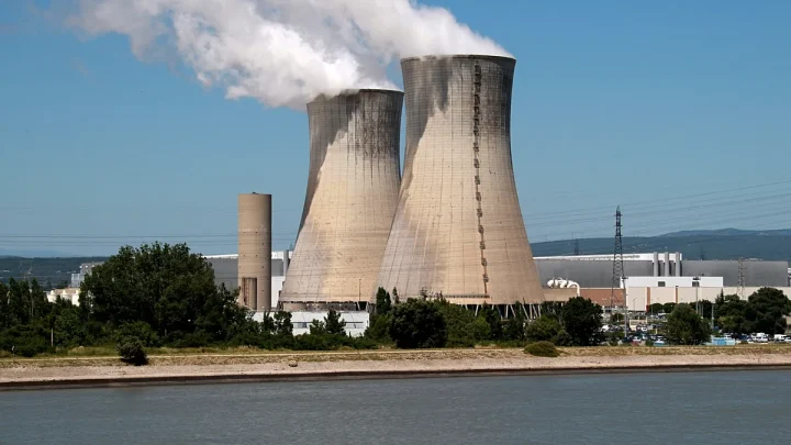 France shuts down nuclear reactors as heatwave intensifies