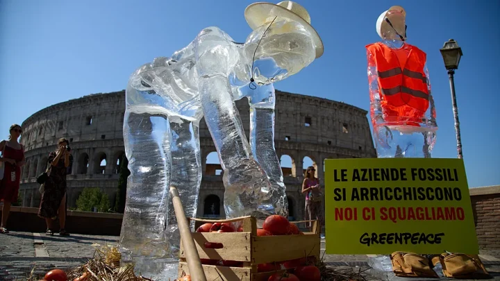 Video. Italy: melting ice statues protest heatwave conditions in Rome