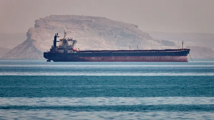 Ship runs aground in Hormuz as Iran insists on controlling the strait