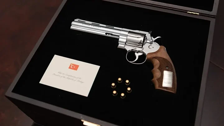 Was Erdoğan’s gun gift a faux pas or an old-school diplomatic tradition?