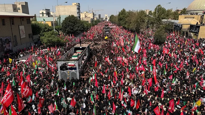 Video. Ali Khamenei’s coffin passes through thousands of mourners in Iraq’s holy city of Najaf