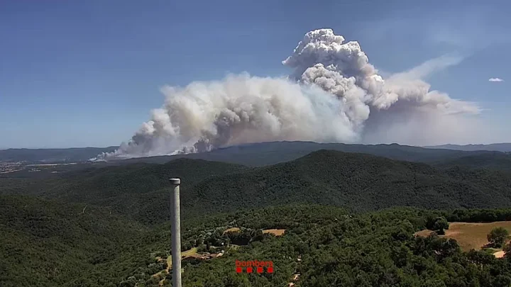Wildfire ravages 750 hectares and forces 12,000 people to stay indoors on Costa Brava