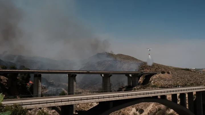 Video. Spain wildfire: Firefighters gain ground as Almería evacuees return home