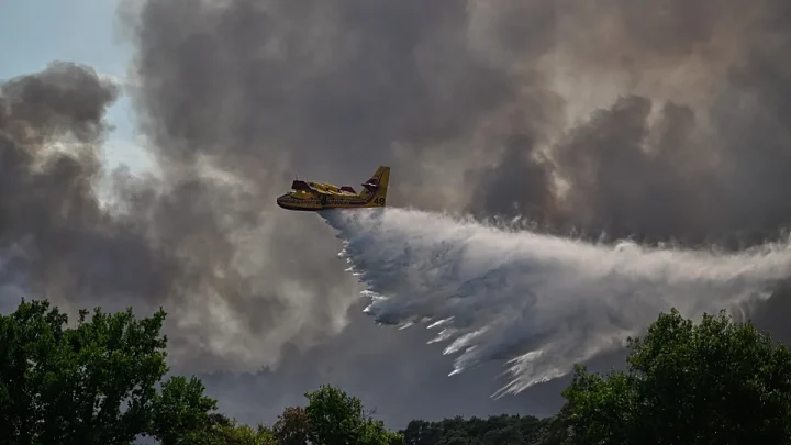 Fontainebleau fire still burning as 850 firefighters tackle blaze